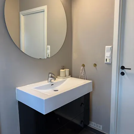 Modern Close To Ons And Center Apartment *
